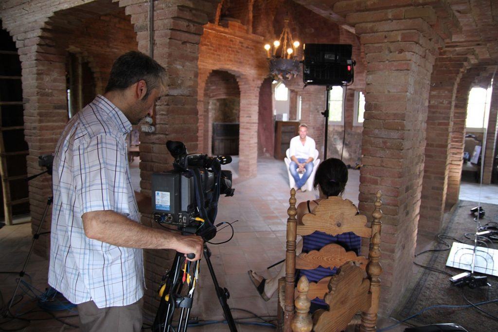 Rodatge de les entrevistes del projecte “Batecs” de la Obra Social de Sant Joan de Déu a la “Sala dels maons” de la Torre Bellesguard d’Antoni Gaudí