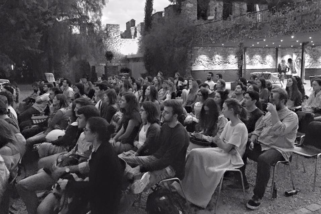 Sesión de cine al aire libre organizada por Active África en la Torre Bellesguard